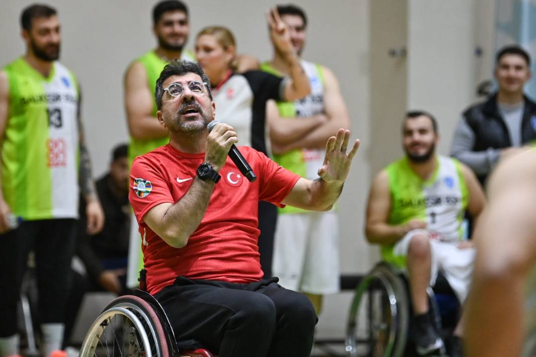 Ünlüler ve tekerlekli sandalye basketbolcuları, Dünya Engelliler Günü’nde dostluk maçında buluştu 6